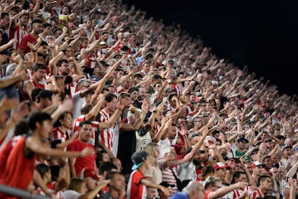 Los hinchas de Estudiantes, el primer respaldo que tiene Verón