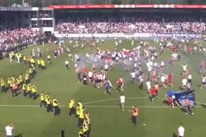 Los hinchas de Hamburgo invadieron la cancha para celebrar el ascenso de su equipo, que no ascendió