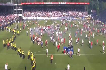 Los hinchas de Hamburgo invadieron la cancha para celebrar el ascenso de su equipo, que no ascendió