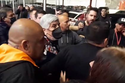 Los hinchas de Independiente se insultaron cara a cara con Hugo Moyano