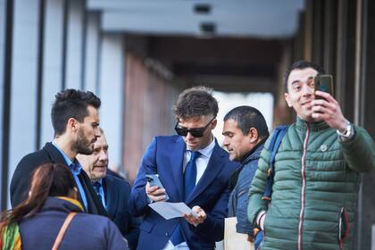 Los hinchas de Independiente se sacaron fotos con Maratea a su llegada al edificio de la IGJ