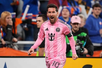 Los hinchas de Inter Miami celebran los goles de Messi; el argentino está a punto de llegar a los 900 tantos