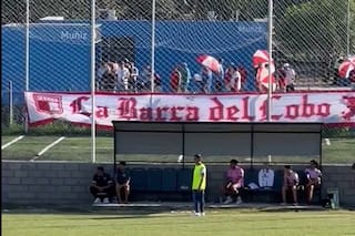 Mientras arreglan la cancha, los hinchas alentaron desde la estación... pero no hubo final feliz