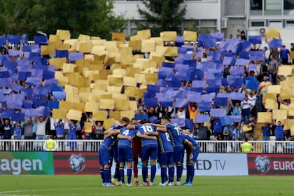 Los hinchas de Kosovo, a pleno en el Fadil Vokrri Stadium, en Pristina.
