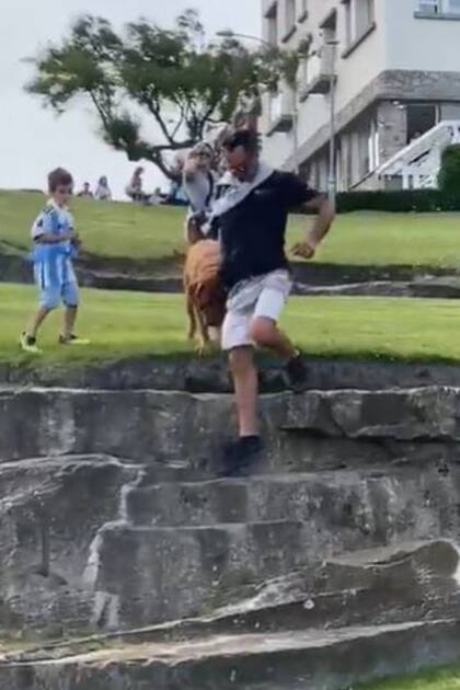 Los hinchas de la Argentina vieron a lo lejos un perro similar a Hulk, la mascota de Lionel Messi, y comenzaron a cantar en su homenaje