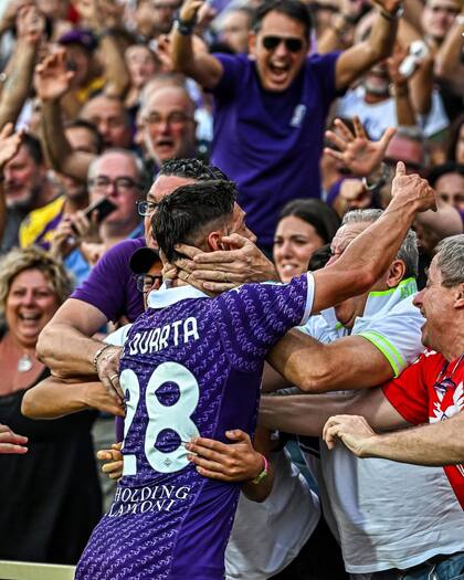 Los hinchas de la Fiorentina despidieron a Martínez Quarta a lo grande