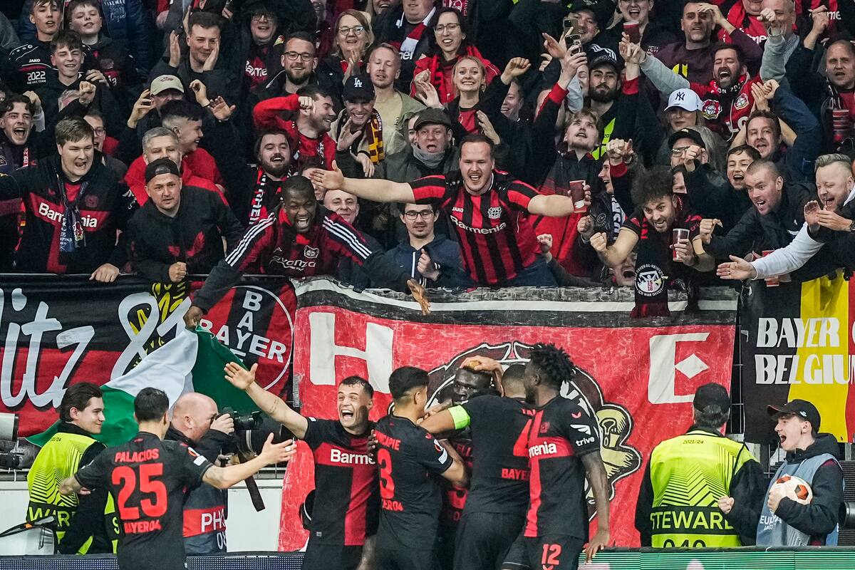 Los hinchas de Leverkusen festejan un gol del equipo, una costumbre repetida en el club de las aspirinas, que este domingo puede salir de perdedor y levantar su primer título en la Bundesliga