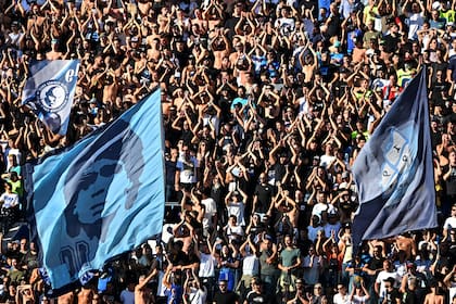 Los hinchas de Napoli, con el 10 en las banderas y en el corazón, en la fiesta de su estadio, el Diego Armando Maradona, durante el 4-0 a Sassuolo por la Serie A.