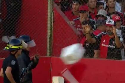 Los hinchas de Newells destrozaron los baños de la cancha de Unión y agredieron a los bomberos con la mochila de un inodoro