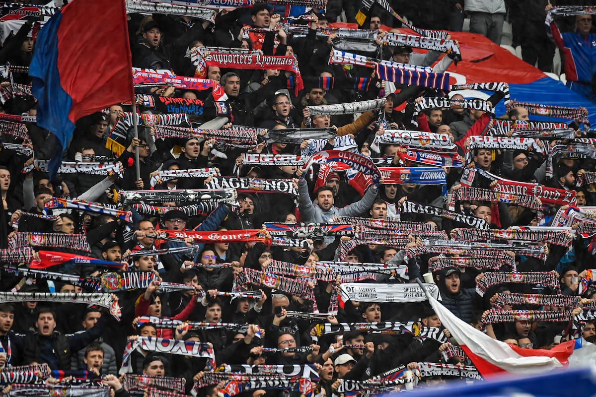 Los hinchas de Olympique de Lyon suspiran aliviados por la noticia de que seguirán en primera