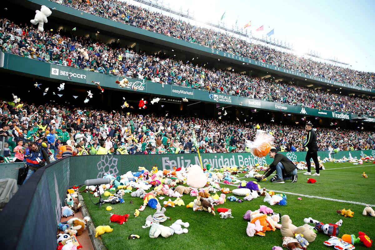 Los hinchas de Real Betis arrojaron peluches al campo de juego en el entretiempo con Atlético de Madrid