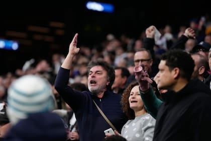 Los hinchas de Real Madrid silbaron y reporbaron a los jugadores, luego de que perdieran la final de la Supercopa española ante Barcelona y fueran eliminados de la Copa del Rey