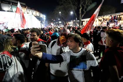 Los hinchas de River celebraron en el Monumental la clasificación a la final de la Copa Libertadores hasta la madrugada.
