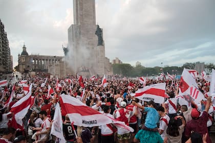Los hinchas de River en el Monumento a la Bandera en Rosario