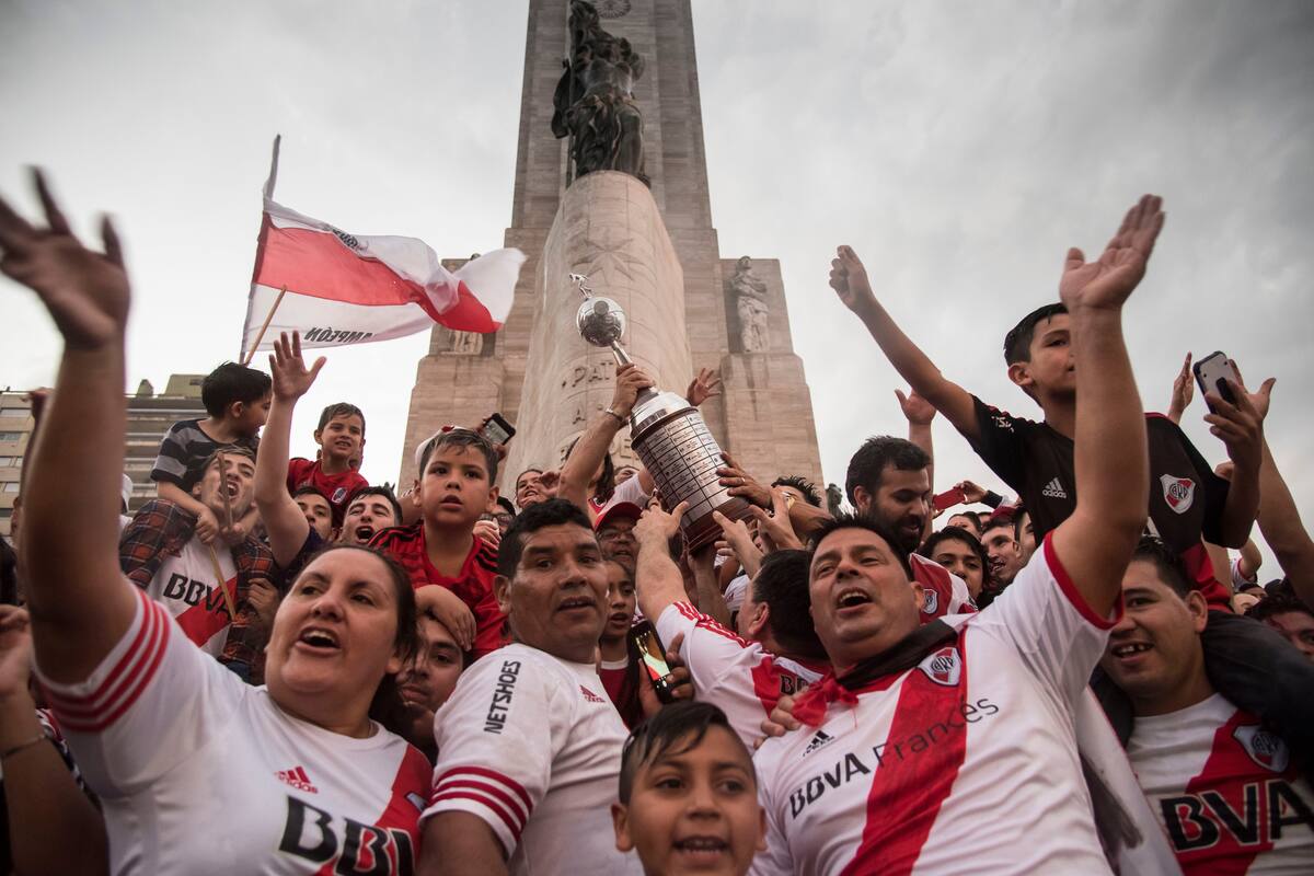 Los hinchas de River en el Monumento a la Bandero en Rosario