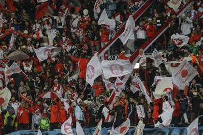 Los hinchas de River invadieron el estadio de Osaka