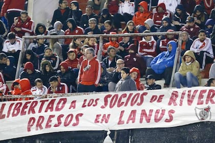 Los hinchas de River piden por los detenidos en Lanús