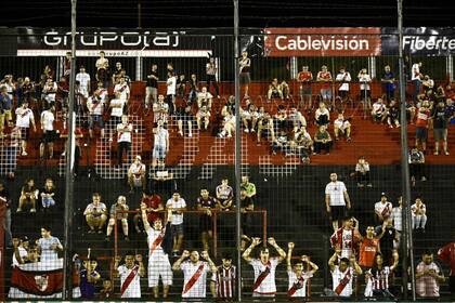 Los hinchas de River presentes en el estadio de Newell´s: se observan los espacios vacíos