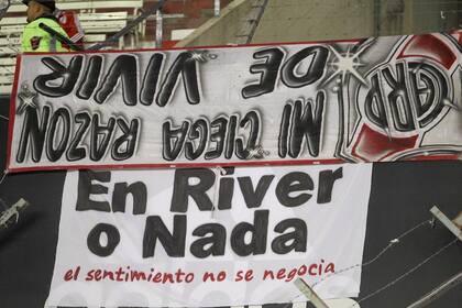 Los hinchas de River protestaron con sus banderas