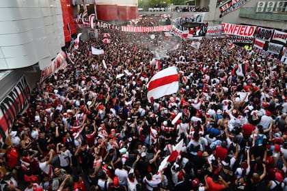 Los hinchas de River se acercaron al Monumental para alentar a los jugadores antes del compromiso clave por la Copa Libertadores