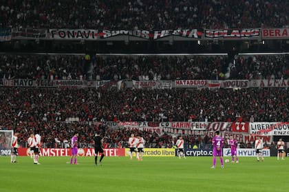 Los hinchas de River volvieron a llenar el estadio Monumental para un partido de Copa Libertadores
