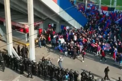 Los hinchas de San Lorenzo se enfrentaron con la policía de la Ciudad de Buenos Aires antes del clásico con Boca