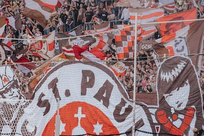 Los hinchas de St. Pauli, con banderas y símbolos