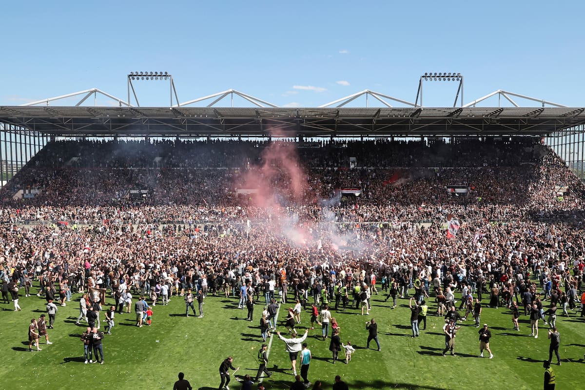 Los hinchas de St. Pauli irrumpen en la cancha tras vencer 3-1 a Osnabrück y lograr el ascenso a la Bundesliga, en Hamburgo