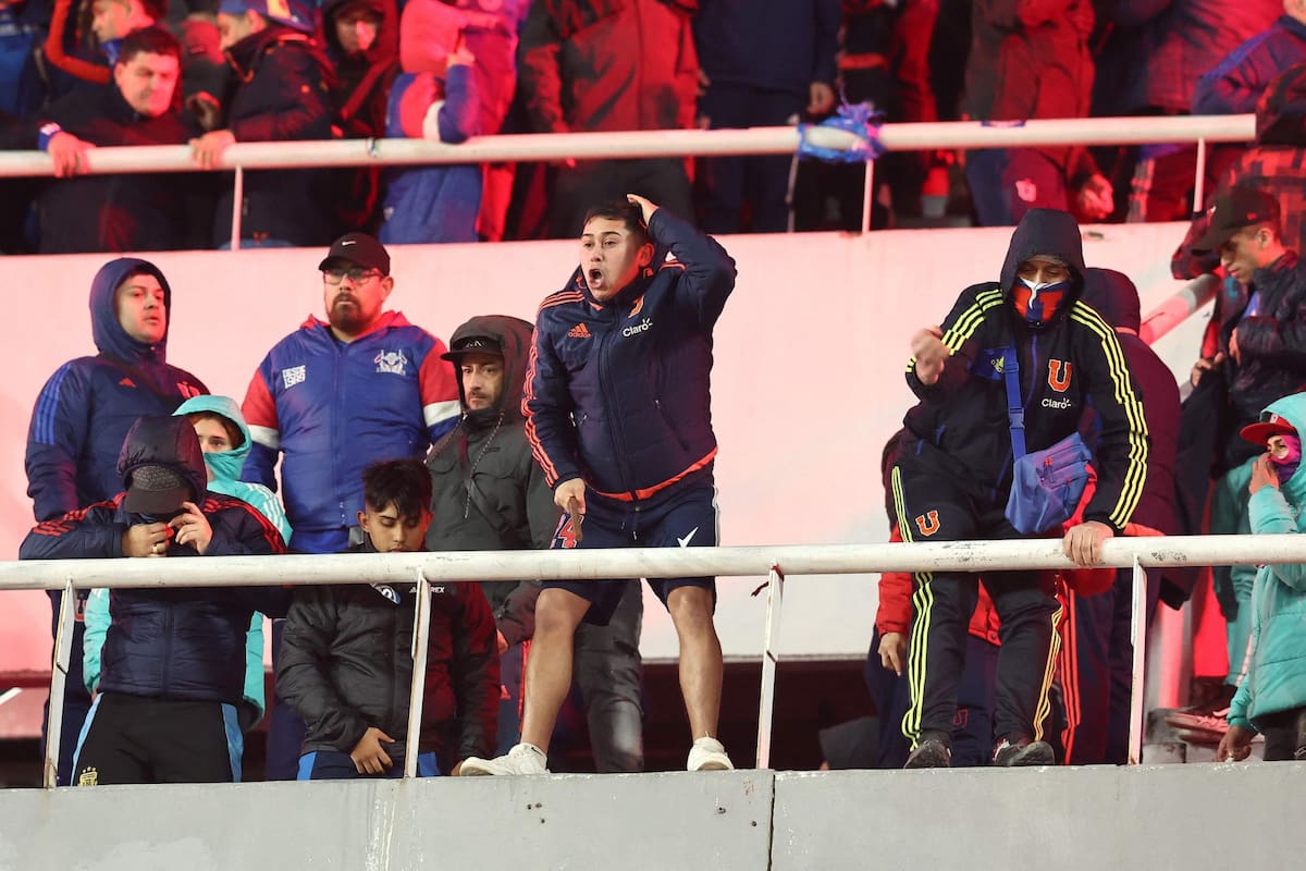 Los hinchas de Universidad de Chile lanzaron todo tipo de objetos desde la tribuna alta hacia donde estaban los de Independiente