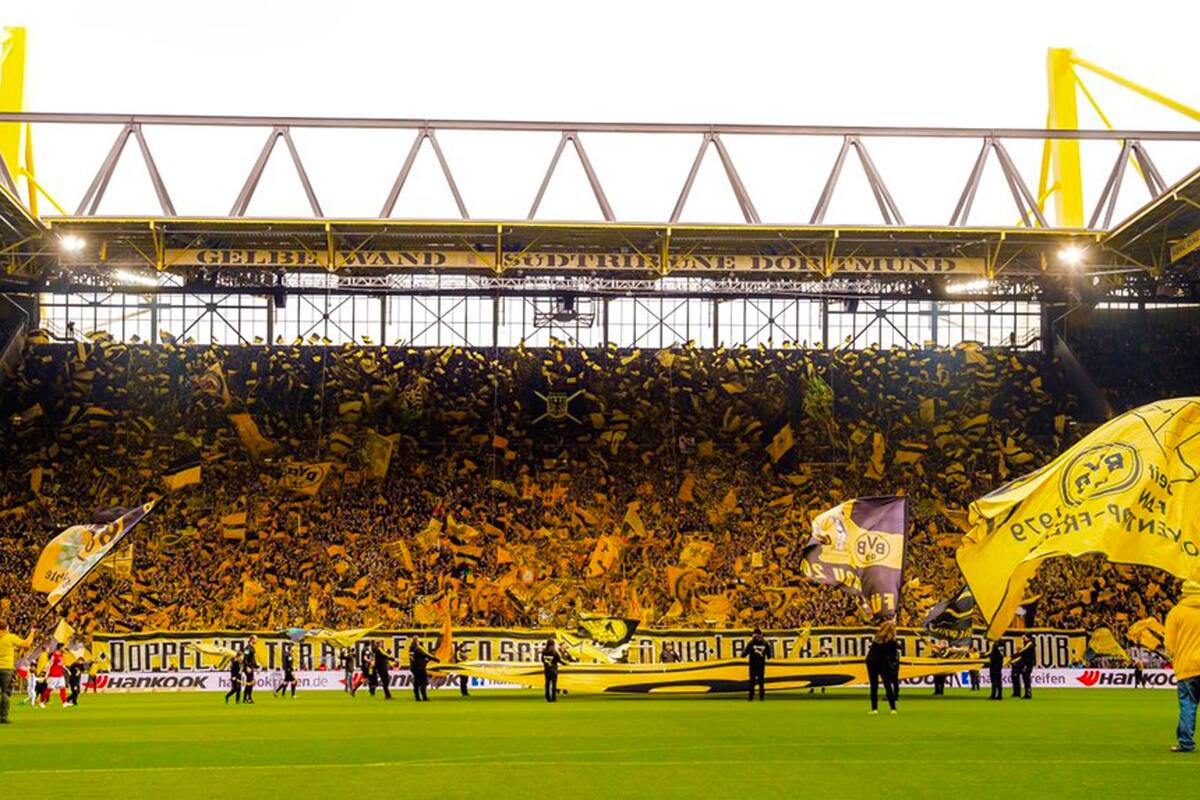Los hinchas del Borussia Dortmund ofrecen en cada partidoun espectáculo muy colorido
