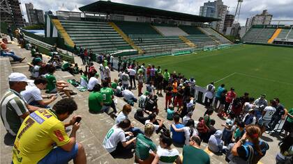 Los hinchas del Chape, desolados en su estadio