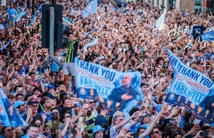 Los hinchas del City se congregaron en las calles de Manchester para despedir con fervor a Pep Guardiola