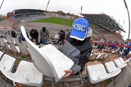 Los hinchas del Karlsruher SC, club donde Boca Juniors ganó su primera copa intercontinental, se llevan las butacas de recuerdo