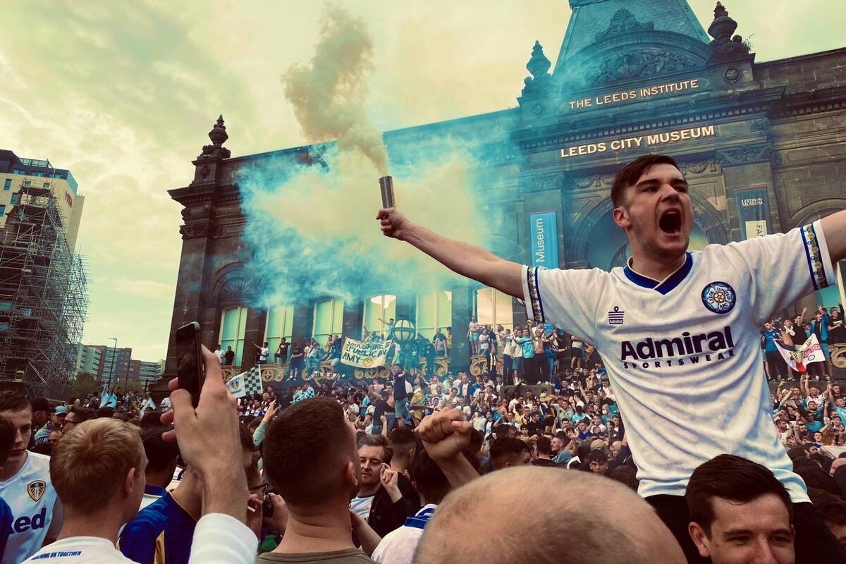 Los hinchas del Leeds dejaron el centro de la ciudad en ruinas después del festejo por el título y el ascenso a la Premier League