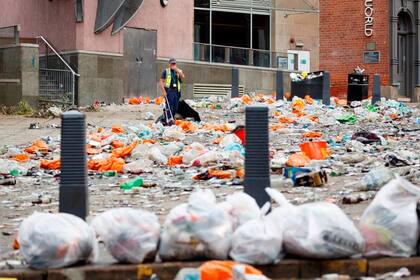 Los hinchas del Leeds dejaron el centro de la ciudad en ruinas después del festejo por el título y el ascenso a la Premier League