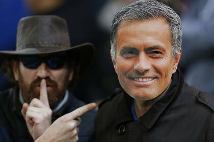 Los hinchas del Stoke City se burlaron de Mourinho, quien no pudo estar en la cancha por la suspensión