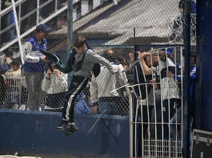Los hinchas, desesperados durante los incidentes en el Bosque