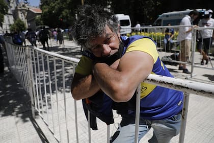 Los hinchas despiden con tristeza a Diego