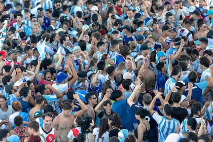 Los hinchas en la autopista Lugones a la altura del estadio de River Plate.