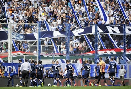 Los hinchas, envueltos en cólera contra los futbolistas, que juegan derrumbados