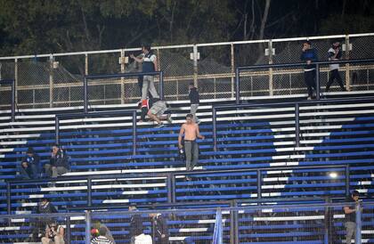 Los hinchas escapaban de las tribunas, invadidas por los gases lanzados por la policía, que se filtraban, además, entre los tablones.