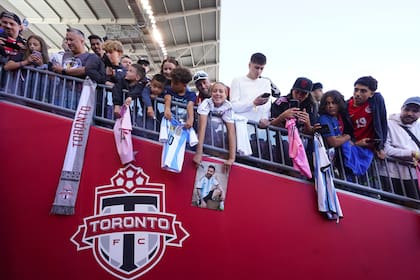 Los hinchas esperan el ingreso de Lionel Messi del Inter Miami previo al partido contra Toronto FC de la MLS, el 5 de octubre de 2024, en Toronto. (Chris Young/The Canadian Press vía AP)