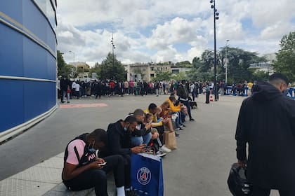 Los hinchas esperan la llegada de Messi, pero el argentino, según aseguran desde España, todavía no salió de Barcelona /@RMCsport