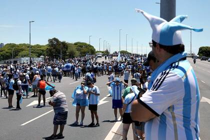 Los hinchas esperaron en el empalme de la autopista Illia con el Paseo del Bajo el micro de la selección