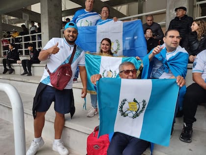 Los hinchas guatemaltecos marcaron presencia en el primer partido del Mundial Sub 20