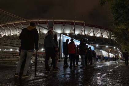 Los hinchas haciendo la  fila para retirar entradas del partido de la Selección Argentina contra Bolivia en el estadio Monumental, prueba piloto de la vuelta del público a las canchas