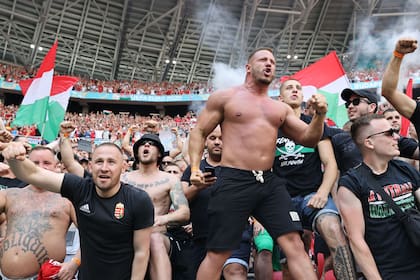 Los hinchas húngaros, en el estadio Ferenc Puskas, en Budapest: fueron acusados por cantos racistas y homofóbicos durante los partidos con Portugal y Francia
