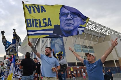 Los hinchas ingleses y una bandera que se entiende en cualquier idioma