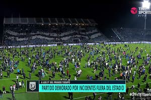 Los hinchas invadieron la cancha en busca de reparo ante la agresión de la policía en las inmediaciones del estadio
