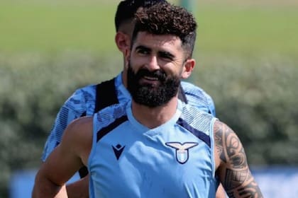 los hinchas más radicales de Lazio amenazaron al jugador albano por cantar el clásico “Bella Ciao”